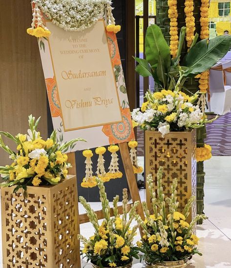 Indian Floral Decor, Flower Gate, Flower Combos, Flower Arches, Harry Wedding, Haldi Decor, Standee Design, House Warming Ceremony, Wedding Entrance Decor