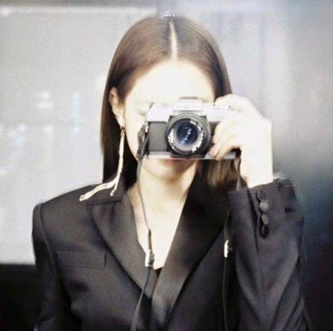 Jennie Kim Blackpink, Shining Star, Jennie Lisa, Blackpink Photos, Blackpink Fashion, Blackpink Jennie, Yg Entertainment, Metropolitan Museum, Selena Gomez