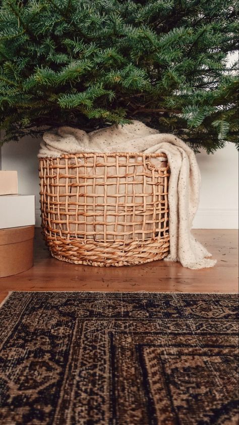 Christmas Tree In A Basket, Christmas Tree In Basket, Boho Christmas Tree, Neutral Christmas Decor, Christmas Decor Inspiration, Christmas Tree Inspiration, Aesthetic Christmas, Christmas Inspo, Boho Christmas