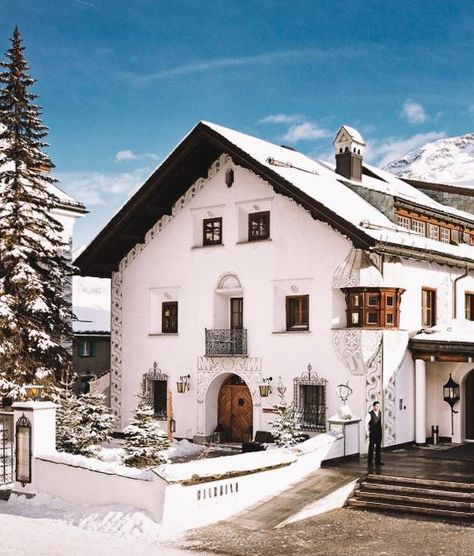 Swiss Ski Lodge, Vintage Ski Chalet, Swiss Chalet House Exterior, Swiss Chalet Exterior, Swiss Chateau, Modern Swiss Chalet, Ski Chalet Exterior, Chalet Aesthetic, Painted Architecture