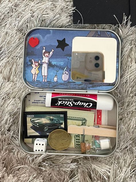 Altoids Wallet Couple, Cute Altoid Tin Ideas, Custom Altoid Tin, Things To Make Out Of Altoids Tins, Alto Is Tin Ideas, Mint Box Aesthetic, Altoid Can Ideas, Altoid Tin Wallets, Altoid Tin Aesthetic