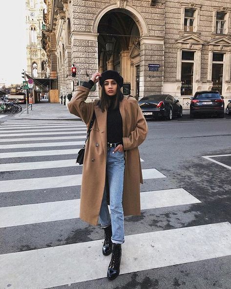 Sonia (@soniaheartsfashion) • Instagram photos and videos Baret Outfit, Beige Coat Outfit, Winter Coat Outfits, Mode Shoes, Jeans Street Style, Beige Coat, Coat Outfit, City Outfits, Looks Street Style