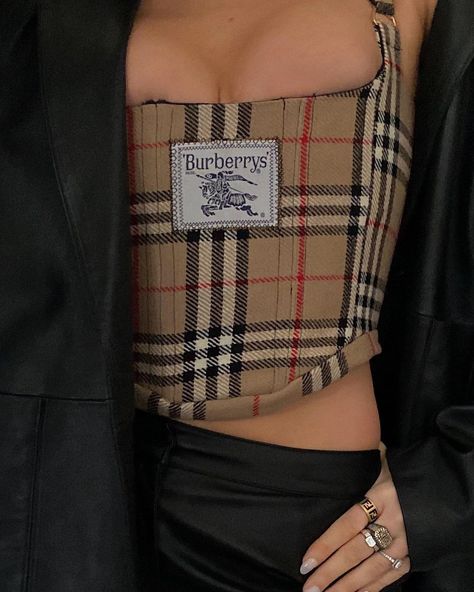 Burberry Aesthetic, Alicia Roddy, Office Streetwear, Burberry Outfit, Style Goals, Girl Boss Style, Looks Party, Fashion Tag, Girl Style