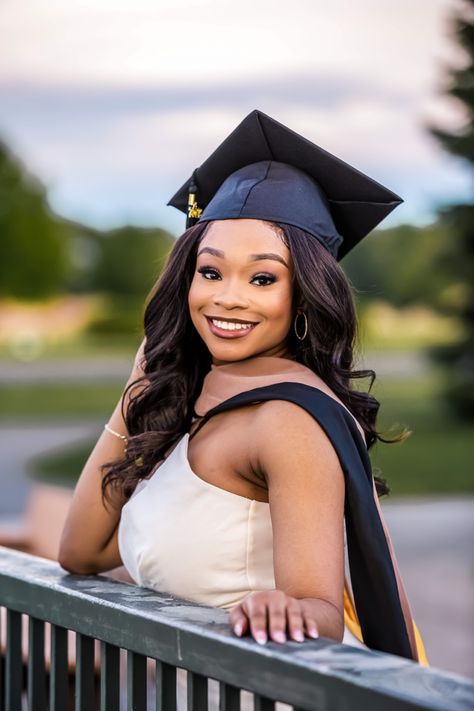 Cap And Gown Senior Pictures Black Women, Graduation Poses Black Women, Female Graduation Pictures, Mba Photoshoot, Phd Photoshoot, Outdoor Graduation Photoshoot Ideas, Graduation Poses Cap And Gown, Architecture Graduation, Graduation Shoot Ideas