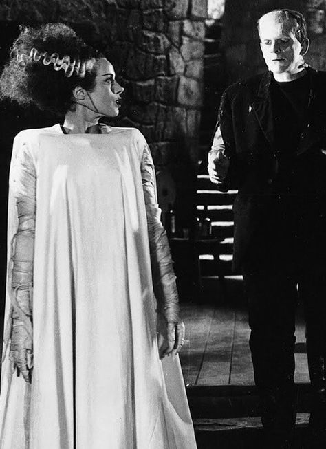 Bride Of Frankenstein Wallpaper, Frankenstein Aesthetic, Frankenstein Makeup, Bride Of Frankenstein Costume, Frankenstein And Bride, Movie Wedding Dresses, Universal Horror, Frankenstein Costume, Dr Frankenstein