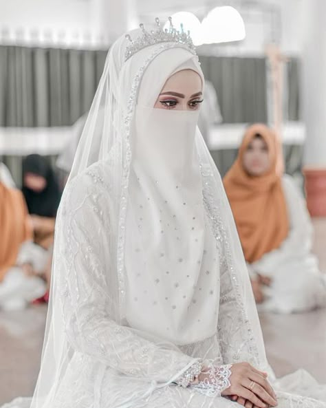 Muslim Wedding Dress Hijab Bride, Muslim Wedding Hijab, Hijabi Wedding, Bridal Hijab Styles, Wedding Hijab Styles, Muslim Wedding Gown, Baju Kahwin, Hijabi Brides, Majlis Perkahwinan