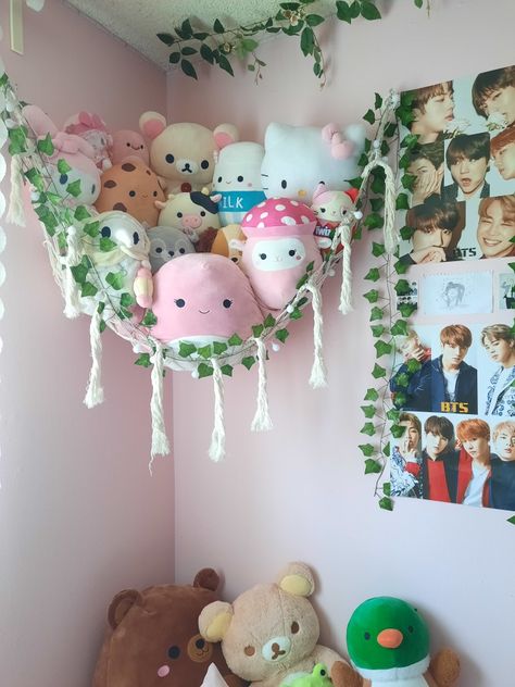 Plushies Room Aesthetic, Plushie Shelf Aesthetic, Plushie Corner Room, Room Ideas Plushies, Squishmellow Shelf, Cute Ways To Display Stuffed Animals, Ways To Store Plushies, Plushie Setup, Where To Put Stuffed Animals