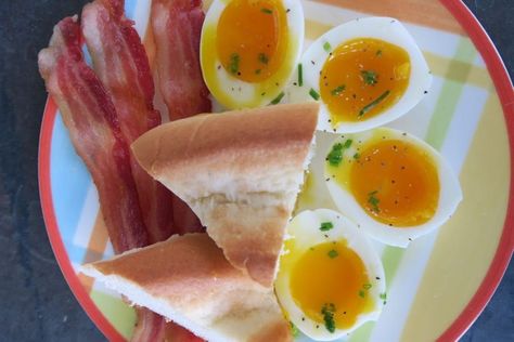 The Secret to Perfect Soft-Boiled Eggs Every Time - Brit + Co Steamed Eggs, Ramen Restaurant, Soft Boiled Eggs, Sweet Cookies, Piece Of Bread, Egg Yolk, Sous Vide, Boiled Eggs, Custard