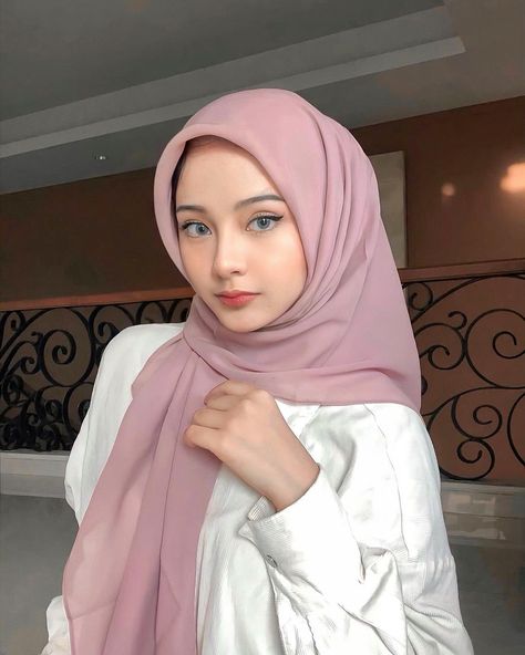 Pink Hijab, Tutorial Hijab Pashmina, Awek Tudung, Pashmina Hijab Tutorial, Hijab Collection, Tutorial Hijab, Hijab Bride, Muslim Women Fashion, Modest Dresses Casual