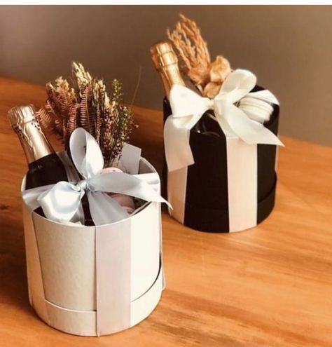 Christmas Hampers Ideas, Champagne Gift Ideas, Bottle Gift Wrapping, Gift Basket Ideas Christmas, Diwali Gift Hampers, Christmas Gift Hampers, Champagne Gift, Christmas Gift Basket Ideas, Flower Box Gift