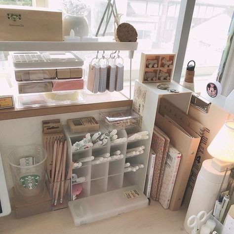 Desk Organisation, Study Desk Decor, Cool Dorm Rooms, Desk Inspo, Desk Inspiration, Bedroom Desk, Study Room Decor, Room Desk, Aesthetic Rooms