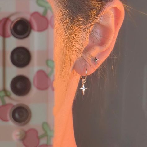 Simple Ear Piercings Aesthetic, Dainty Ear Piercings Silver, Simple Dangly Silver Earrings, Minimalist Ear Piercings Silver, Double Piercing Earrings Ideas Silver, Silver Earing Aesthetic, Dainty Silver Earrings Aesthetic, Earring Silver Aesthetic, Minimalist Ear Piercings Ideas Silver