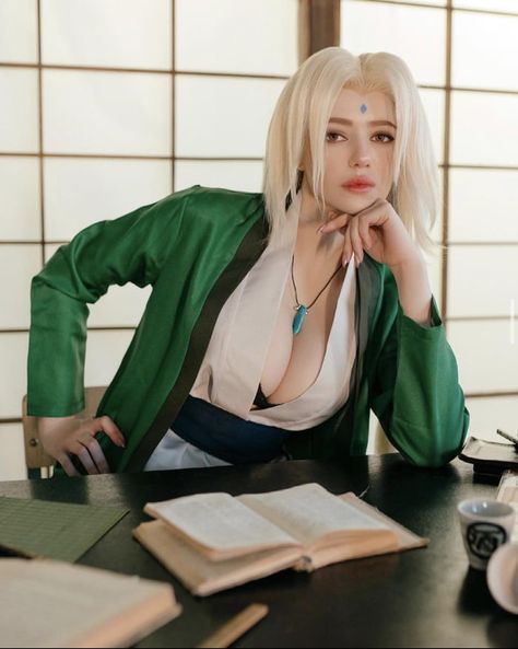 Tsunade Cosplay, Alina Becker, Messy Hair Boy, Girl Cartoon Characters, Naruto Cosplay, Figure Poses, Naruto Girls, Muscle Women, Best Cosplay