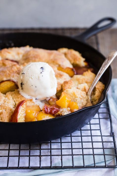 Not too sweet and perfectly spiced, there’s no better summer dessert than a warm peach cobbler, fresh out of the oven, with a scoop of vanilla bean ice cream. No need to grab a box of cake mix, because this made-from-scratch recipe comes together in a flash and bakes up into fluffy, golden brown perfection. This summer, life’s a peach! Peach Cobbler Crisp, Dutch Oven Peach Cobbler, Peach Bread, Best Summer Desserts, Peach Pie Filling, Peach Cobbler Recipe, Vanilla Bean Ice Cream, Canned Peaches, Cobbler Recipes