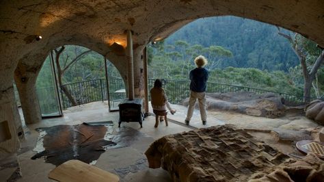 This cave-house in the Blue Mountains enjoys world heritage views of Mount Wilson and rain forest. Wilderness Cabins, 1001 Pallets, Earth Sheltered, Hippie Homes, Underground Homes, Cave House, Old Rock, Cob House, Earth Homes