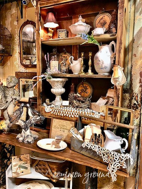 common ground : Vintage Cottage Weekend: Spring Shopping at The Vintage Peddler Vintage Store Display Ideas, Antique Shop Display Ideas, French Dressers, Antique Shop Interior, Vintage Booth Display Ideas, Vintage Markets Display, Antique Shop Display, Cottage Weekend, Heritage Garden