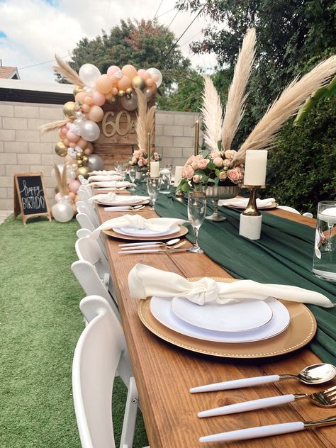 60th Birthday Party Ideas For Women Outdoor, Boho Birthday Ideas For Women, 70th Birthday Ideas For Mom Backyard, 60th Birthday Ideas For Mom Table Decor, Birthday Table Set Up Ideas, Birthday Brunch Backdrop, Elegant Outdoor Birthday Party, Intimate Graduation Dinner, Table Setting Birthday Woman