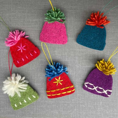 Make your own Joe's Toes Bobble Hat Ornament Scrap Fabric Ornaments, Felted Christmas Cards, Felt Hat Shapes, Felt Christmas Ornaments Patterns Free, Easy Christmas Sewing Projects, Easy Christmas Decorations Diy, Easy Felt Christmas Ornaments, Christmas Diy Felt, Easy Diy Ornaments