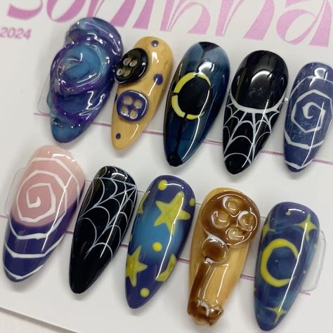 Halloween Nails Coraline, Halloween Gel X Nails, Avant Garde Nails, Weird Nails Design, Coraline Themed Nails, Goosebumps Nails, Snoopy Halloween Nails, Labyrinth Nails, Fnaf Nail Art