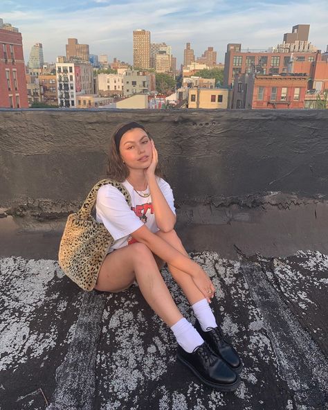 22.9k Likes, 121 Comments - Paige Secosky (@paigesecosky) on Instagram: “🌞 connecting with others might seem difficult during this time but that’s why i’m thankful that…” Paige Secosky, Dream Lifestyle, City Living, Girls Rock, New York State, Cute Fits, Oversized Sweatshirt, City Life, Fashion Inspo