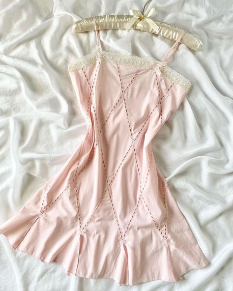 ꧁ 𝒜𝓂𝑒𝓉𝒽𝓎𝓈𝓉 𝐿𝓊𝓁𝓁𝒶𝒷𝒾𝑒𝓈™ ꧂ on Instagram: “This dreamy vintage Victoria’s Secret princess slip dress is one of many gorgeous treasures that will be available for purchase on Sunday.…” Victoria Secret Slip Dress Outfit, Victoria Secret Slip Dress, Slip Dress Outfit, Vintage Victoria Secret, Princess Victoria, Vintage Lingerie, Pink Princess, Dream Wardrobe, Victoria Secret