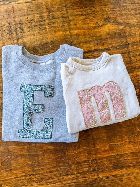 This high quality personalized monogram sweatshirt is the perfect thing for back to school and cooler weather! Some variation is expected in your custom piece. Cozy, warm, and cute, these are ideal for your little one!  Please include the letter or number, font, fabric choice, and thread preference. See photos for fabric and font choices. If no thread color indicated, I will select a thread that coordinates with fabric. NOTE- any information left out of personalization details may cause your ord Hand Embroidery Fall Designs, Teach Embroidery Sweatshirt, Screen Print And Embroidery, Name Applique Designs, Punch Needle Embroidery Sweatshirt, Hand Embroidery Applique, Painting On Sweatshirts, Cross Stitch Sweatshirt, Cheer Crafts For Kids