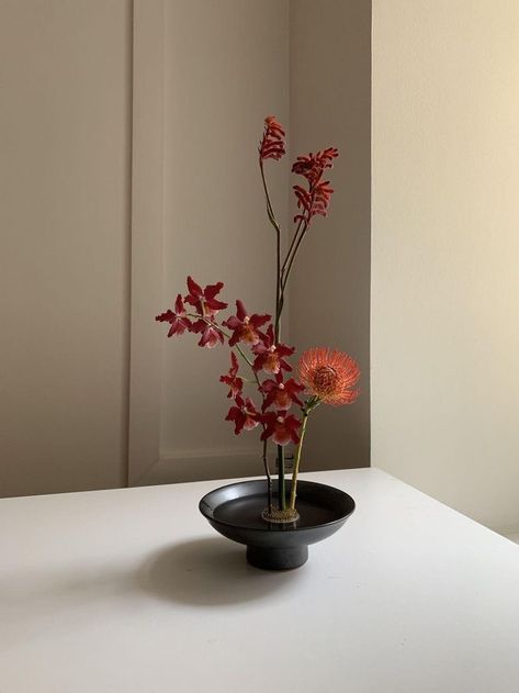 Japanese Floral Arrangements Ikebana, Flower Arrangements Japanese, Japanese Flower Arrangement Ikebana, Japanese Floral Arrangements, Kenzan Flower Arrangement, Kenzan Ikebana, Arreglos Ikebana, Ikebana Sogetsu, Modern Floral Design