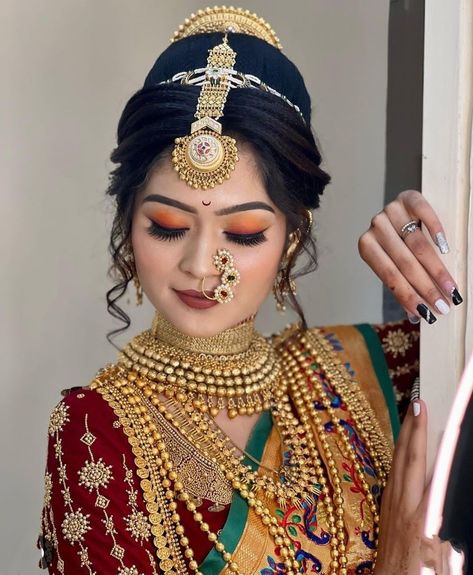 Maharashtrian Brides, Bridal Makeup Pictures, Jewellery Fashion Shoot, Bride Fashion Photography, Marathi Nath, Bridal Dance, Ganpati Songs, Diwali Holiday, Simple Poses