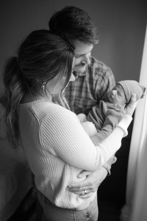 Family Pic With Newborn, 2 Month Family Photos, Couple Newborn Photography, Newborn Family Photos Casual, Newborn Casual Photos, New Family Photoshoot At Home, Family Home Newborn Photos, Infant Family Pictures At Home, Family Of 3 Newborn Pictures