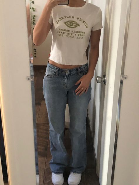 Mid Jeans Outfit, Jeans And Vintage T Shirt Outfit, Jeans And Shirt Aesthetic, Mid Waist Flare Jeans Outfit, Vintage Low Rise Jeans Outfits, Low Rise Jean Aesthetic, Shirts To Wear With Low Rise Jeans, Low Wasted Jeans Flared, Flare Jeans With T Shirt