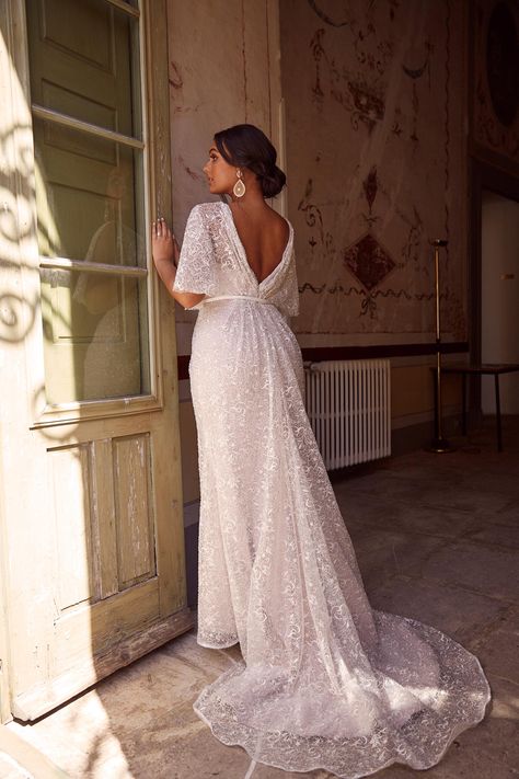 Split Wedding Dress Plus Size, Plus Size Boho Dress Wedding, 2022 Plus Size Wedding Dresses, Plus Size Wedding Dresses Beaded, Midsize Boho Wedding Dress, Wedding Dress Curves Plus Size, Curvy Gown Dress, Wrapped Wedding Dress, Curvy Bride Wedding Dress With Sleeves