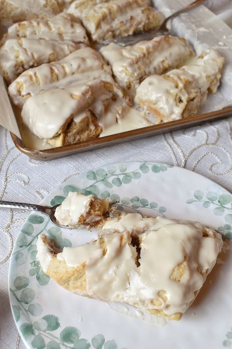 Cinnamon Roll Scones, Scone Dough, Tea Business, Scones Recipe Easy, Homemade Scones, Breakfast Sweets, Scones Recipe, Sweet Breads, Quick Breads