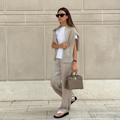 Silk Pants Outfit Street Styles, Silky Pants Outfit, Satin Pants Outfit Casual, Silk Pants Outfit, Trousers Street Style, Satin Pants Outfit, Street Style 2023, Formal Chic, Silky Pants