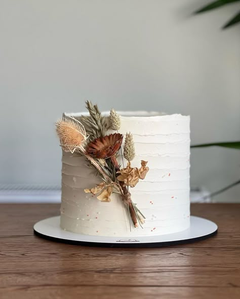 Cake Me! 🎂🍰 Cake design specialist in buttercream cakes (@cakeme_ie) • Instagram photos and videos Boho Birthday Cakes, Simple Boho Cake, Boho Torte, Boho Cake Ideas Birthday, Boho Birthday Cake, Rustic Birthday Cake, Cake Boho, 21st Bday Cake, Fall Birthday Cakes