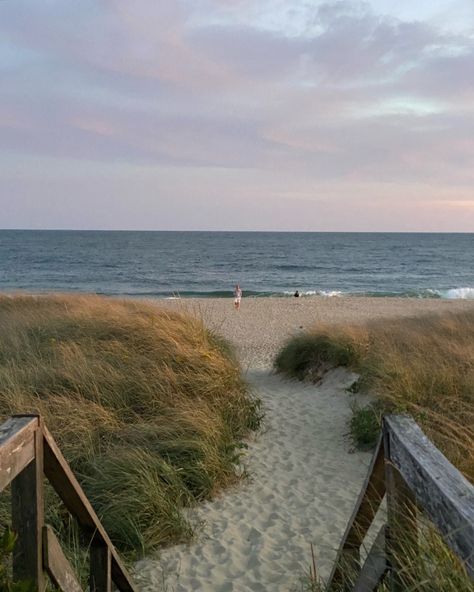 nantucket’s coastal beauty 🐚 #nantucket #nantucketisland #nantucketsummer #nantucketsunset #greylady #ack Nature, Nantucket Aesthetic House, Coastal Aethstetic, East Coast House Aesthetic, Coastal Living Aesthetic, New England Coastal Aesthetic, Nantucket Summer Aesthetic, Costal Astethic, Coastal House Aesthetic