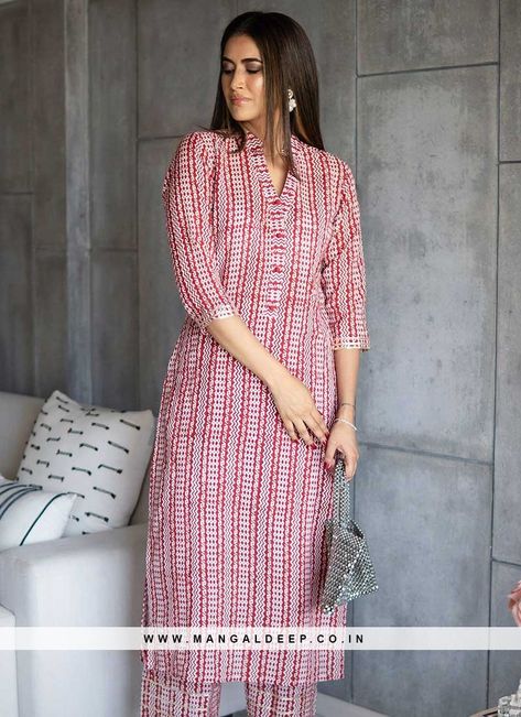 Latest Kurti Designs Pattern, Cotton Suit Designs, Printed Kurti Designs, Cotton Dress Pattern, Stylish Kurtis Design, New Kurti Designs, Simple Kurta Designs, Designer Kurti Patterns, Simple Kurti Designs