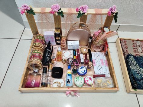 Shadi Decoration Items, Cosmetic Tray Decoration, Cosmetic Decoration Ideas, Shagun Tray Decoration, Makeup Kit Decoration For Wedding, Makeup Decoration Ideas For Wedding, Wedding Trey Ideas, Cosmetic Tray Decoration For Wedding, Engagement Gifts Decoration Ideas