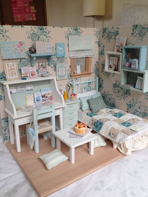 Diy Dollhouse Decor, Doll House Decor, Mini Room, Dollhouse Bedroom, Mini Doll House, Doll House Plans, Doll House Crafts, Dollhouse Miniatures Diy, Dolls House Interiors