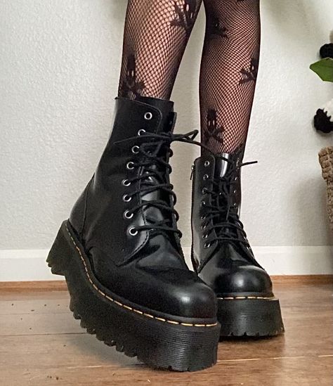 Edgy Shoes Aesthetic, Alt Shoes Aesthetic, Aethstetic Shoes, Docmart Boots, Alt Shoes, Doc Martens Boots, Shoe Inspo, Aesthetic Shoes, Swag Shoes