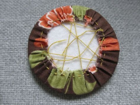 DIY, broche en tissu - "Les petits bonheurs de Miss T" Broche Diy, Old Sweater, Fibres Textiles, Art Textile, Embroidery And Stitching, Stitching, Textiles, Embroidery, Sewing