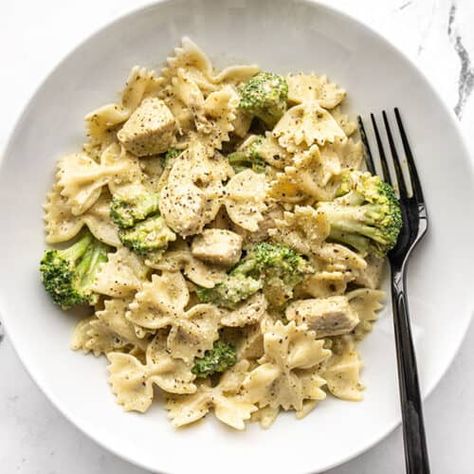 Spinach Artichoke Pasta, Creamy Pesto Chicken Pasta, Chicken Broccoli Pasta, Creamy Pesto Pasta, Creamy Pesto Sauce, Broccoli Pesto, Quick Pasta Recipes, Pesto Pasta Recipes, Pasta Chicken