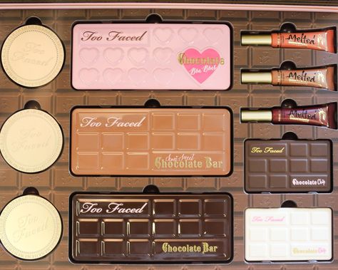 The Too Faced Christmas collection includes a White Chocolate Chip Bar, unicorn highlighter, agenda, and more makeup products to gift a beauty lover. Kylie Jenner Makeup Collection, Chip Bar, Rosa Make-up, Alcone Makeup, Too Faced Christmas, Makeup Collection Storage, Makeup Collection Goals, Ysl Makeup, Kylie Makeup