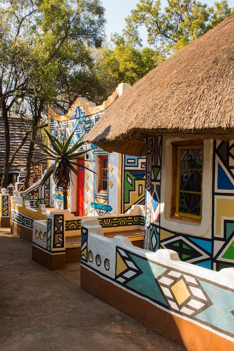 African Hut, Mud Hut, Painted Houses, Hut House, African House, Mud House, Travel Africa, Africa Do Sul, Vernacular Architecture