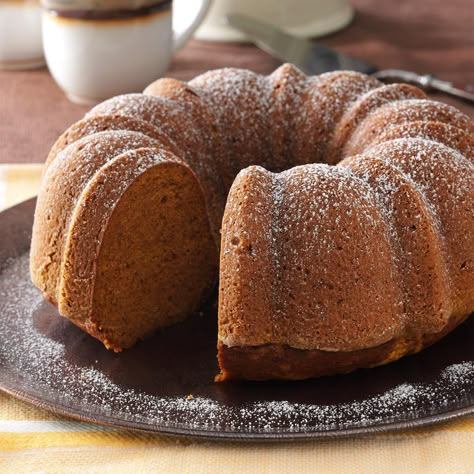 Moist Pumpkin Tube Cake Turkey Cakes, Pumpkin Bundt Cake Recipes, Pumpkin Pound Cake, Pumpkin Bundt, Weight Watcher Desserts, Pumpkin Bundt Cake, Pumpkin Cake Recipes, Cake Mug, Kolaci I Torte