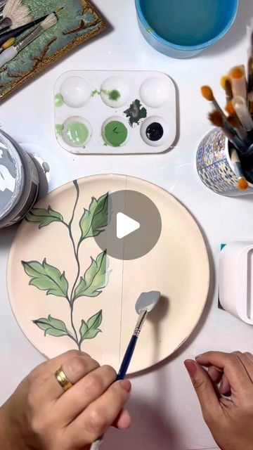 Designs On Ceramics, Ceramic Painting Tutorial, Watercolor On Ceramics, Ceramic Plate Decoration, How To Paint Ceramic, Under Glaze Painting Ceramics, Pottery Plate Designs, Ceramic Painting Techniques, Pintura Ceramica Ideas