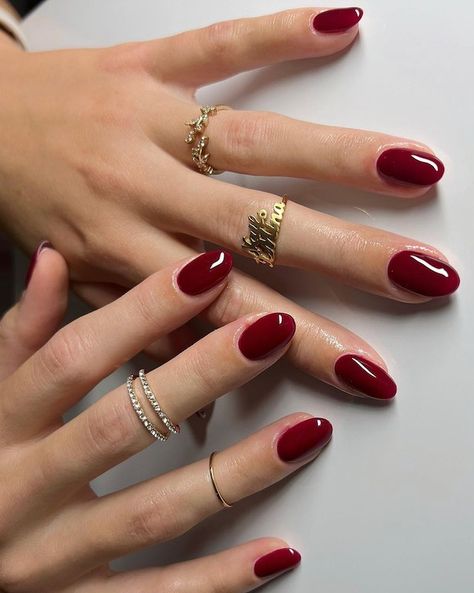 Rich Red Nails, Nails Inspiration September, Fall Round Gel Nails, Red Nails Inspo 2024, Autumn Nails With Gold, Red Round Acrylic Nails, Red Fall Nails Ideas, Cherry Red Nails Almond, Best Nail Color For Tan Skin