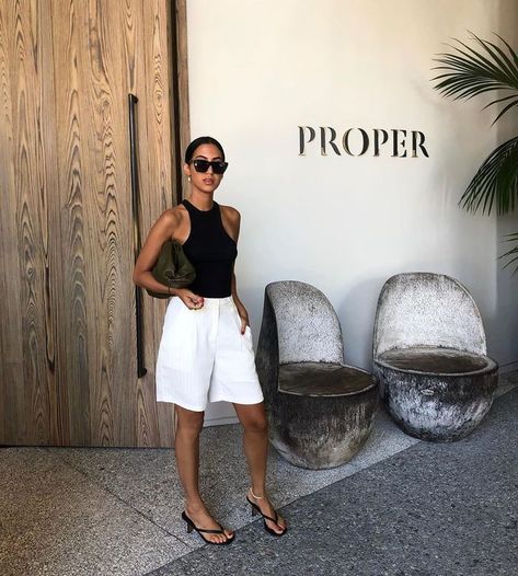 I Think These 4 Shoe Styles Make Long Shorts Look Way Chicer (White linen shorts) #summerlooks #summer2020 Long Shorts Outfits, Linen Shorts Outfit, Bermuda Shorts Outfit, Looks Com Short, White Shorts Outfit, Wineries Outfit, Style Casual Chic, 여름 스타일, Ținută Casual