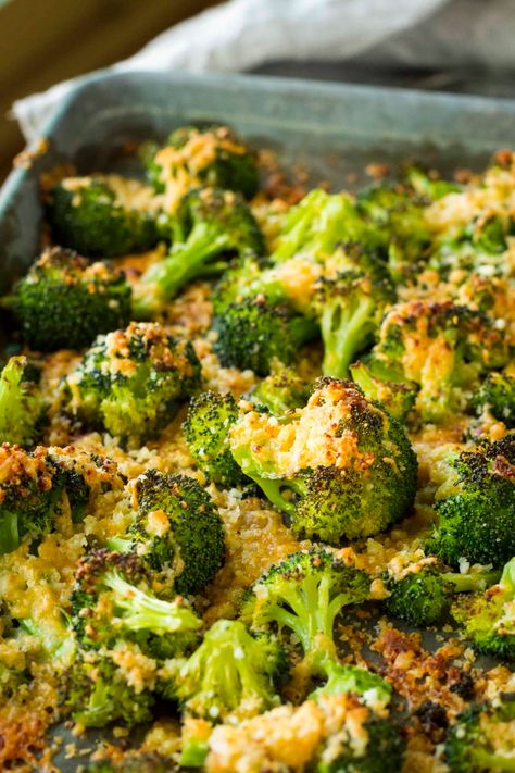 20-Minute Crispy Cheesy Broccoli Gratin – Unsophisticook Broccoli Gratin, Parmesan Roasted Broccoli, Parmesan Broccoli, Cheesy Broccoli, Easy Steak, Baked Asparagus, Meatless Main Dishes, Homemade Alfredo Sauce, Crispy Onions