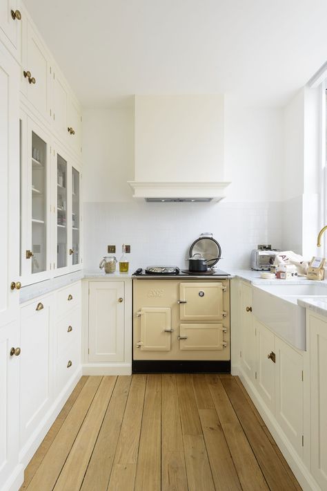 Traditional white kitchen ideas | Country Devol Shaker Kitchen, Cream Kitchen Cabinets, Flat Kitchen, White Kitchen Appliances, Small Cottage Kitchen, Belfast Sink, Devol Kitchens, Cream Kitchen, Small Kitchen Layouts