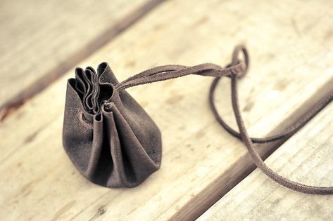 Leather Circle Drawstring Pouch Tutorial Diy Leather Coin Purse, Willow Cosplay, Leather Pouch Tutorial, Diy Coin Purse Tutorial, Diy Leather Pouches, Domestic Geek, Diy Coin Purse, Nice Man, Round Pouch